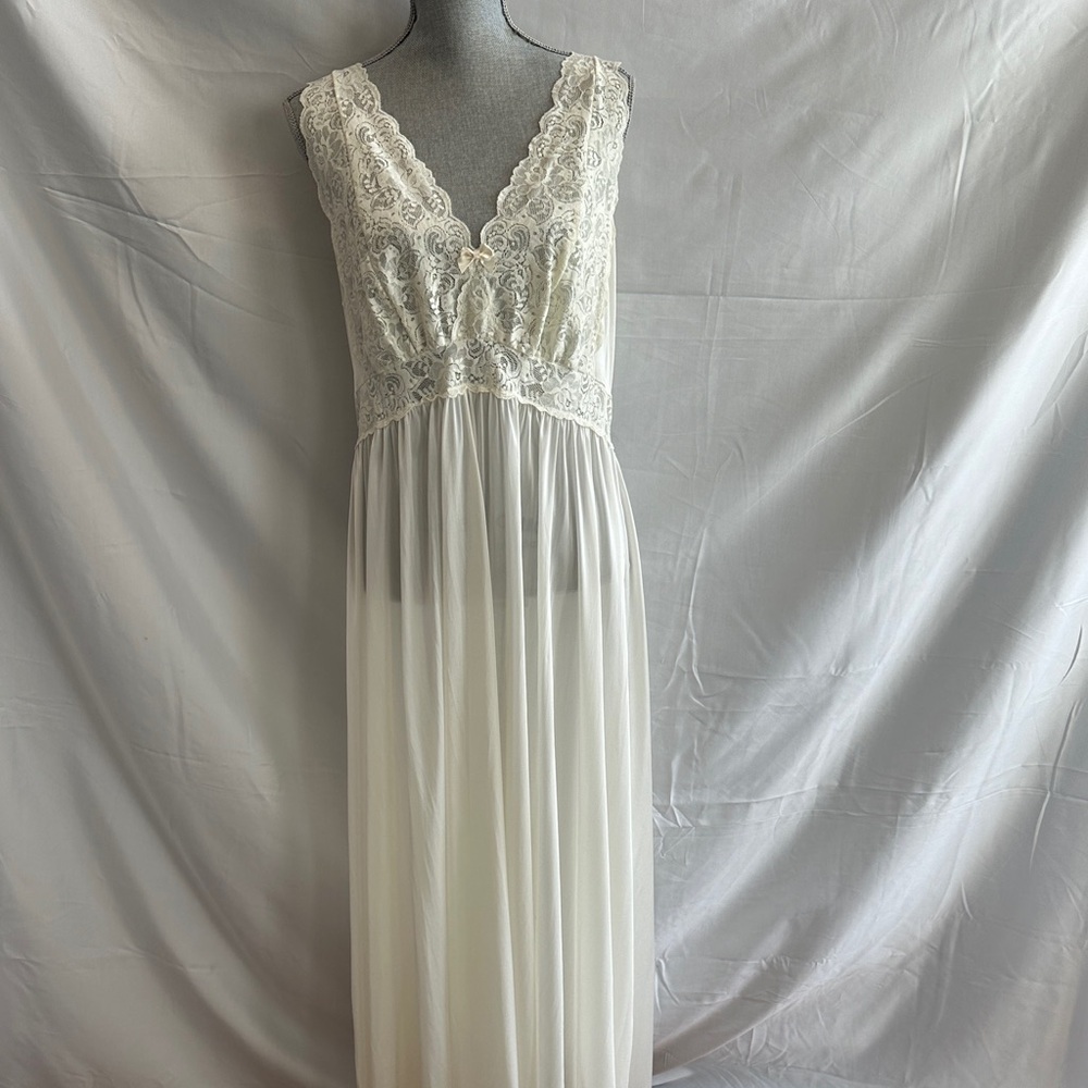 Shadowline Peignoir Ivory Lace Trimmed Gown and Robe - Picture 7 of 11